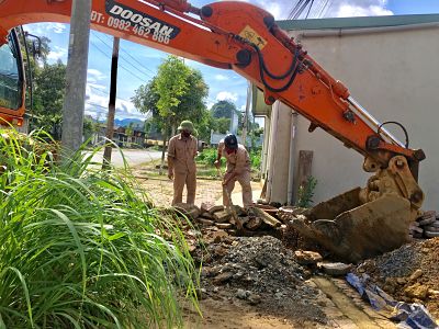 Sự quan tâm kịp thời của LĐLĐ các cấp đã góp phần động viên cán bộ, CNVCLĐ vượt qua khó khăn, có thêm nghị lực để ổn định cuộc sống. Trong ảnh: Anh Lê Trọng Nam (bên phải ảnh) khắc phục sự cố, đảm bảo nguồn nước sạch cho Nhân dân trên địa bàn.